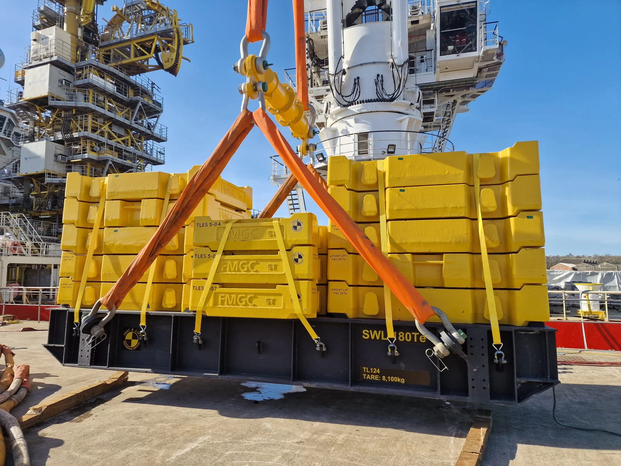 140 Te Crane test weight arrangement